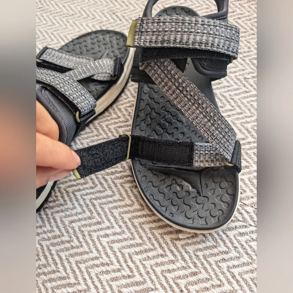 Wonder Nation Black and Silver Kids Sandals/ New With Out Tags Size 3